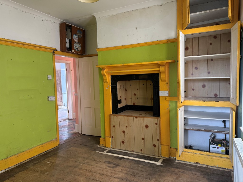Lot: 220 - SEMI-DETACHED TWO-BEDROOM BUNGALOW FOR IMPROVEMENT - Dining room